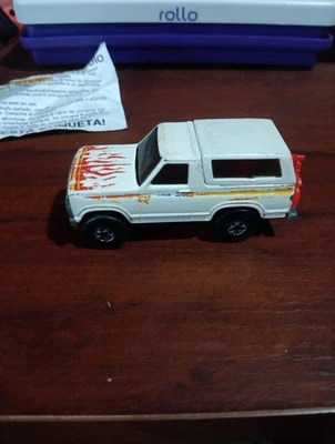 De colección, Hot Wheels Ford Bronco construido Ford resistente (1980) con motocicleta roja, como está Foto 1 de 4