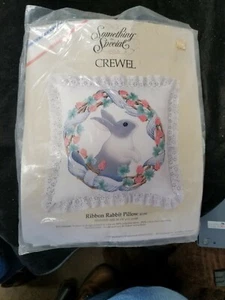 Kit de almohada Something Special Crewel cinta conejo 40199 14"" X 14"" nuevo en paquete - Imagen 1 de 2