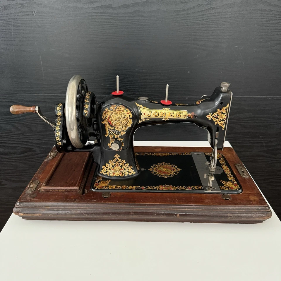Jones Family C.S - Antiga máquina de costura manual com estojo - Não testada - Imagem 1 de 4