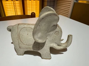 Elefante in ceramica decorata firmato Bruno Gambone - Foto 1 di 9