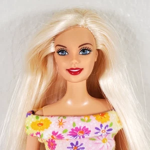 Muñeca Barbie Mattel vintage 1999 y traje vestido tacón con púas zapatos cartera piernas doblada - Imagen 1 de 9