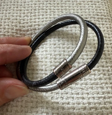 Pulsera Louis Vuitton LV RARA Doble Monograma Cuero Negra y Plateada Foto 1 de 4