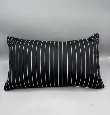 Almohada lumbar rectangular a rayas negras de 10" x 17" para exteriores Foto 1 de 3