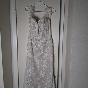 Galina Signature Blumenapplikation Ausschnitt Etui Brautkleid Größe 4 LSSWG885 - Bild 1 von 13
