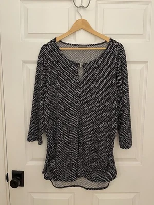 Женская блуза Vince Camuto Plus 2X серая черная с рюшами с обеих сторон с замочной скважиной спереди - Изображение 1 из 4