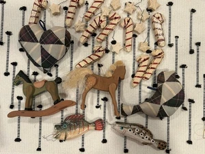 VTG 15+ Wooden Rustic Christmas Ornament Lot Folk Art Bird Primitive 80s 90s - Picture 1 of 4