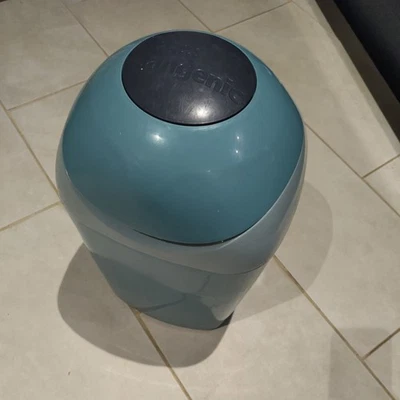 Cubo de pañales Tommee Tippee Sangenic twist and click, color gris y blanco, usado Foto 1 de 2