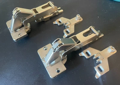 pair of BLUM HINGE Plates 198.660-01.22 with with Hinge 610.02 05 D - Image 1 of 4