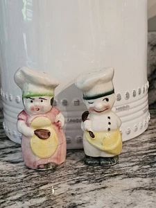 Vintage Salt Pepper Shakers Chef/Baker Couple / Made in Japan / Porcelain - Picture 1 of 6