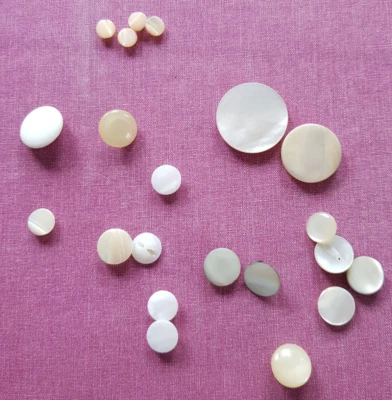 alte Knöpfe Konvolut - viele Farben und Größen teilweise perlmutt mit Steg, - Bild 1 von 2