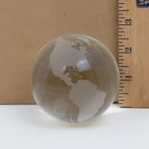 Presse papier cristal monde terre globe verre dépoli transparent et gravé - Photo 1/4