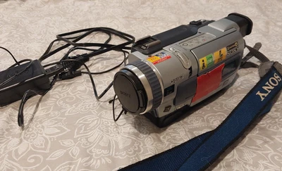 Sony DCR-TRV530 Digital-8 Digital Video Camcorder with Hi8 and Video8 playback - Image 1 of 4