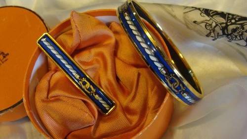 HERMÈS Bracciale Hermes e spilla da bar. con scatola e nastro