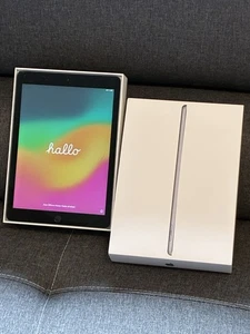 Apple iPad 6. Gen. 32GB, WLAN, OVP, (9,7 Zoll) - Spacegrau - Bild 1 von 3