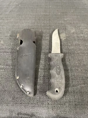 Cuchillo de caza de hoja fija de borde recto negro CUTCO 5719 JI con funda de cuero Foto 1 de 4