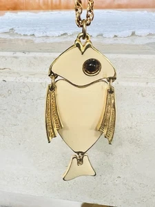 Collar Colgante Pez Articulado Firmado Arte De Colección Esmalte Tono Dorado Arthur Pepper - Imagen 1 de 6