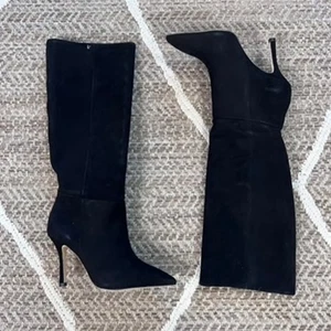 Bota Larroude Kate en gamuza negra talla 6,5 - Imagen 1 de 10