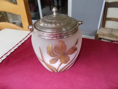 Ancien seau à biscuits, en verre émaillé et régule argenté, décor d'iris. - Photo 1/4