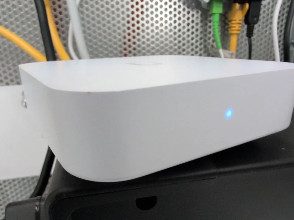Ubiquiti UniFi Next-Gen Gateway Lite Router (UXG Lite) inklusive Wandhalterung - Bild 1 von 2