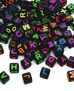100 Stk. 6mm Schwarz Würfel Gemischte Neon Farben Letters Acryl Alphabete Perlen - Picture 1 of 4