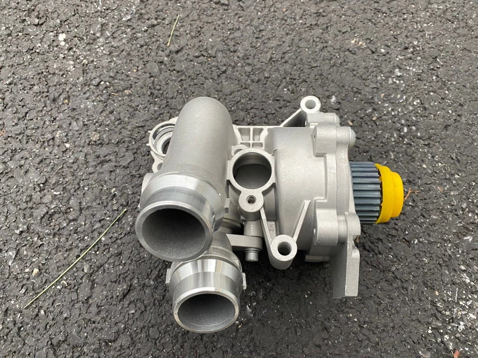 ￼ Water pump for a 2013 Audi A5 premium plus coupe 2.0 L auto trans open box alu - Image 1 of 4