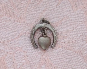 CORAZÓN MÓVIL VINTAGE COLGANDO EN HERRADURA ~ SUERTE EN EL AMOR ~ JMF Dije Esterlina - Imagen 1 de 2