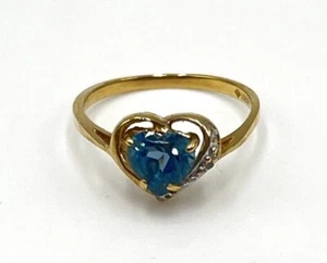 10k Gelbgold herzförmig blauer Topasring ein winziger Diamant an der Seite Größe 6 - Bild 1 von 9