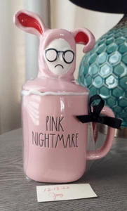 RAE DUNN PINK NIGHTMARE Tasse mit Topper A Christmas Story 2022 Neu mit Etikett Rarität! - Bild 1 von 6