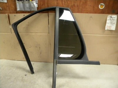 Isuzu Ascender 2005 ventana de ventilación de fábrica puerta trasera izquierda cuarto ventana de vidrio. frotar Foto 1 de 4