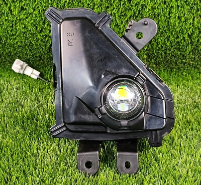 Lexus GX460 2014-2019 Front right side Passenger side LED Fog Light oem Used - Image 1 of 4