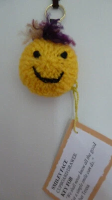 Nuevo artículo tejido HECHO A MANO: CARA SONRIENTE AMARILLA armario puerta llavero Foto 1 de 4