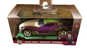 ✅Coche Chevy Corvette Stingray 2009 diecast DC Comics púrpura escala 1/32 The Jokers - Imagen 1 de 6