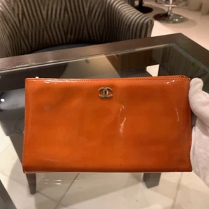 (Auténtico) Cartera Larga Chanel Naranja Marrón Charol Logo CC Bolso sin asas plegable - Imagen 1 de 17