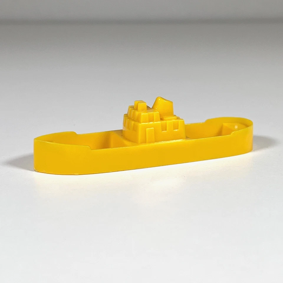 Винтажная пластиковая мини-игрушка лодка желтая карманная игрушка Западная Германия 1960–70-е - Изображение 1 из 4