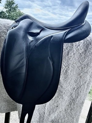 "Silla de doma Devoucoux Makila Lab 2017 monoflap 17,5"" 4A solapa tubería azul usada en excelente estado" Foto 1 de 4