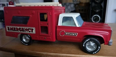 EXCELENTE CAMIÓN Y ESCALERAS DE BOMBEROS DE RESCATE DE EMERGENCIA JUGUETE DE NYLINT DE ACERO PRENSADO DE COLECCIÓN Foto 1 de 4