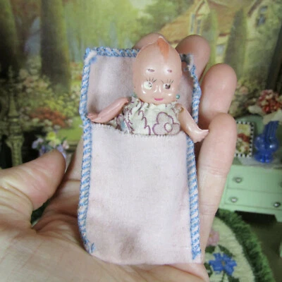Boneca bebê celulóide antiga dos anos 1910–20 estilo Kewpie antiga casa de bonecas criança década de 1920 - Imagem 1 de 4