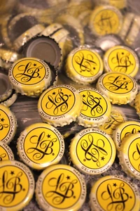 500 TAPPI BOTTIGLIA BIRRA SECCHIO PORTAFORTUNA GIALLO LIMONE SENZA AMMACCATURE SPEDIZIONE VELOCE - Foto 1 di 2