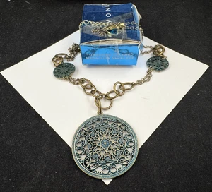 AVON TURQUOISE BLUE COLORED MEDALLION NECKLACE 2008 OLD STOCK WITH BOX - Picture 1 of 4