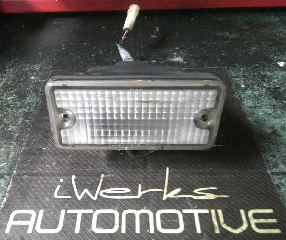 1-83-84 Nissan Datsun 720 Pickup Camioneta Parachoques Trasero Conjunto Luz Inversa Inferior Foto 1 de 4