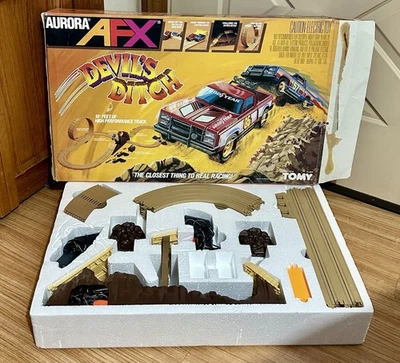 Tomy DEVILS DITCH HO RANURA Coche Carrera Pista Set De Colección Aurora AFX Eléctrico SIN COCHES Foto 1 de 4