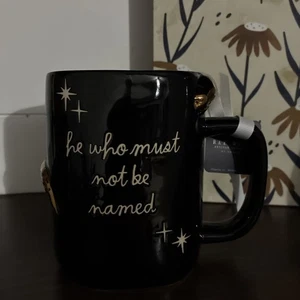 Rae Dunn Harry Potter Tasse - Er, der nicht benannt werden darf - Goldschlange - Bild 1 von 6