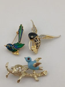 Konvolut 3 Vintage Emaille Perlen klare Steine figürliche Vögel Broschen eine signiert - Bild 1 von 7