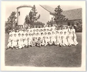 Vintage c1940s Photo - Group Of Doctor's And Nurses For Hospital Disabled - Imagen 1 de 3