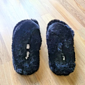 SIMMI LONDON BLACK FAUX FUR OPEN SLIPERS SIZE 8 NEW NEVER WORN - Picture 1 of 6