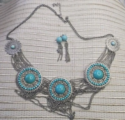 Juego de collar y pendientes de cadena de turquesa sintética y tono plateado Foto 1 de 4