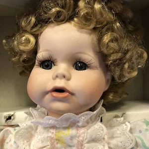 Dynasty Doll Collection 16 Zoll Porzellanpuppe mit lockigem Haar - Originalkarton F2-11 - Bild 1 von 5