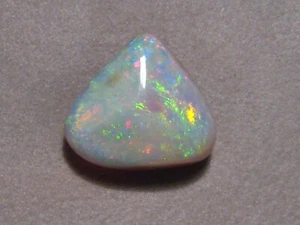 6.45 ct.  White Opal with a dark back ,  Pastel colors - Picture 1 of 12