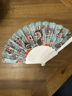 Juego de dos ventiladores de mano de personajes de monstruo de novedad. Nuevo en paquete gran idea de regalo Foto 1 de 2