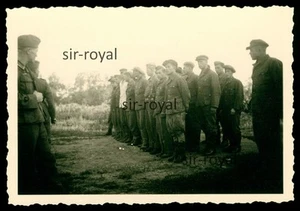 Jahotyn 1943 - Wehrmacht Soldaten mit Sowjets - Ukraine - WK2 Foto 9x6cm - Bild 1 von 2